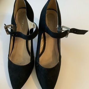 Pointed toe kitten heels